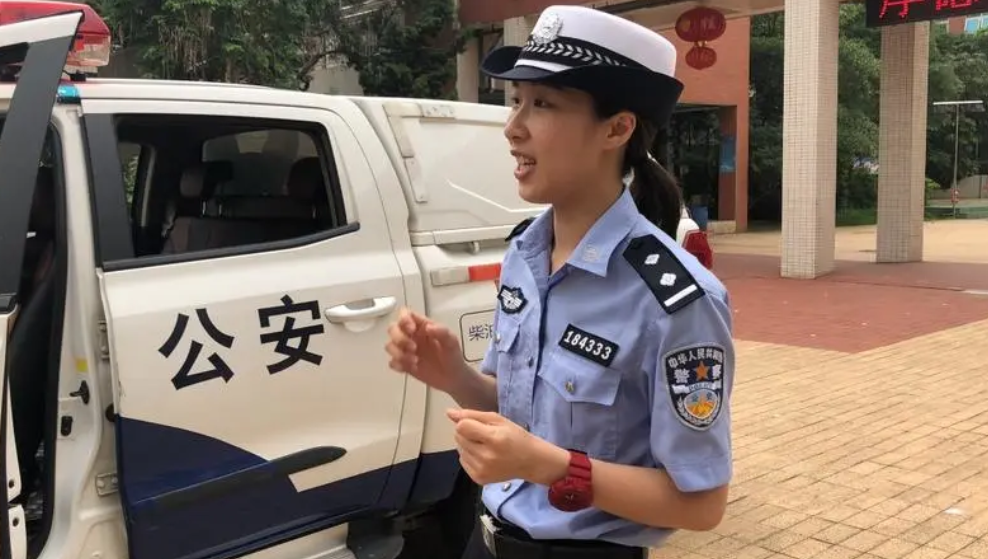  暴雨中以身测水、徒手推车，这位女交警很“硬核”！